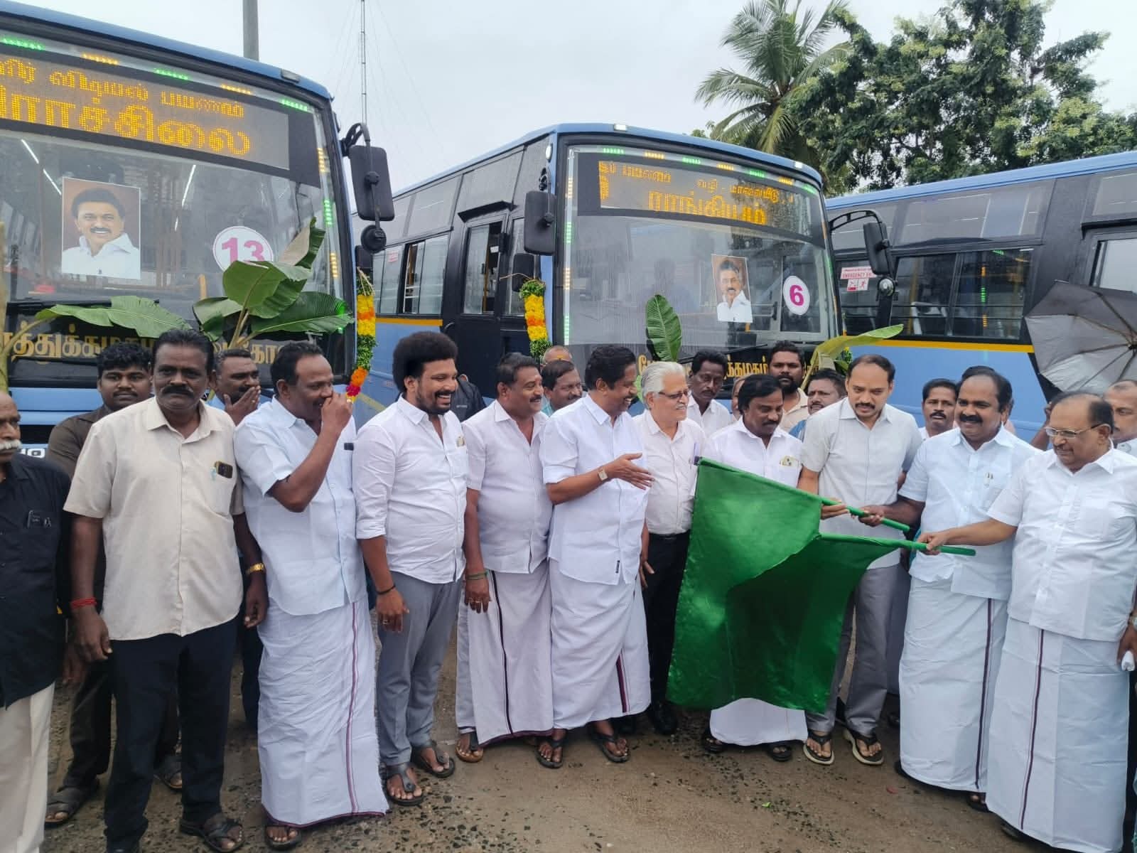 புதுக்கோட்டை பேருந்து நிலையத்தில் நேற்று புதிய பேருந்துகளின் சேவை