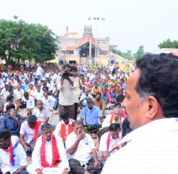 இனாம் வகைப்பாட்டு நிலங்கள் தொடர்பான பிரச்சனையில் போராட்டம்நடத்தியவர்களுக்கு அதிமுக மாவட்ட செயலாளர் எம்ஆர் விஜயபாஸ்கர் ஆதரவு