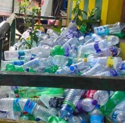 பறிமுதல் செய்யப்படும் குடிநீர் பாட்டில்கள் மாற்று ஏற்பாட்டை எதிர்நோக்கும் சுற்றுலாப் பயணிகள்