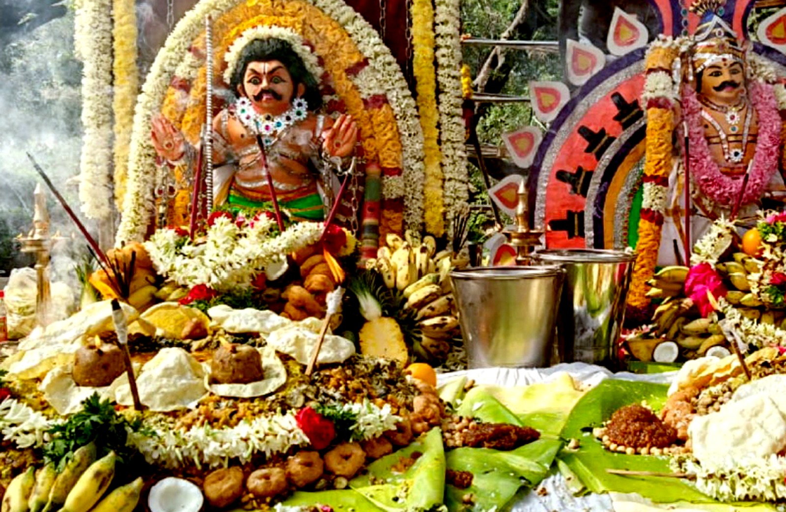 சங்கிலி அலங்காரத்தில் சங்கிலி பூதத்தாரும், ராஜதர்பார் அலங்காரத்தில் மொட்டையன் சுவாமியும்