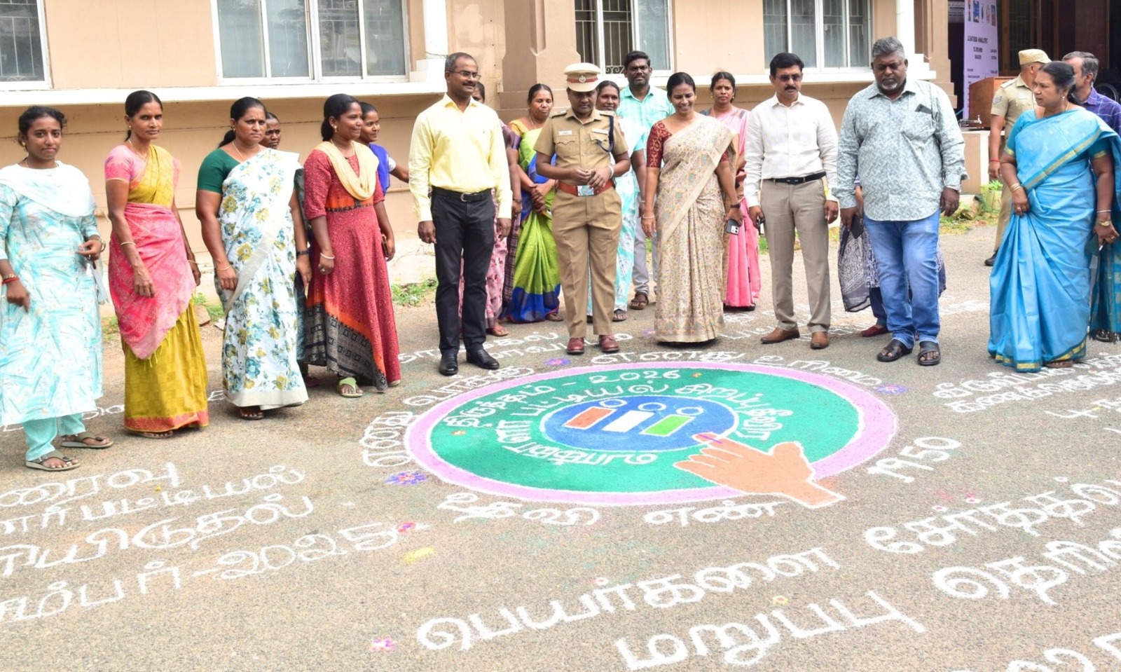 நாமக்கல் கலெக்டர் அலுவலகத்தில் எஸ்ஐஆர் தொடர்பாக மகளிர் சுயஉதவிக்குழுவினர் வரைந்த ரங்கோலி