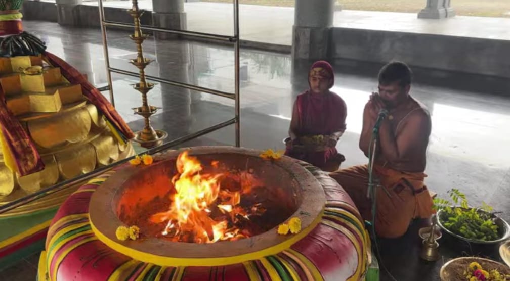 உக்கல் அருள்மிகு மடாவளம் ஸ்ரீ காமாட்சி அம்பாள் கோயிலில் யாக வேள்வி பூஜை.: