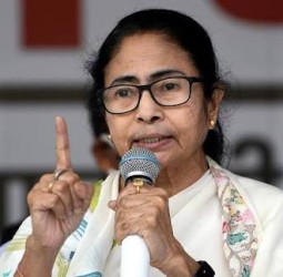 அடுக்குமாடி குடியிருப்பில் வாக்குச்சாவடி ஏன்? - தேர்தல் ஆணையத்துக்கு முதல்வர் மம்தா கடிதம்