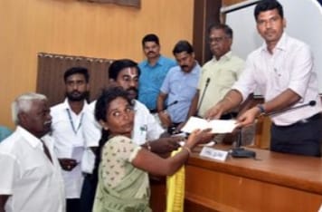 அதிக பால் வழங்கிய முதல் மூன்று நபர்களுக்கு மொத்தம் ரூ.37,230/-த்திற்கான காசோலை