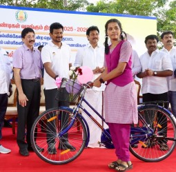 சேப்பாக்கம்-திருவல்லிக்கேணி சட்டமன்ற தொகுதியைச் சேர்ந்த 771 மாணவர்களுக்கு ரூ.37.38 லட்சம் மதிப்பிலான மிதிவண்டி