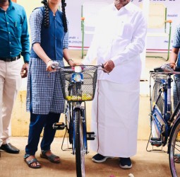 தச்சம்பட்டு அரசு மேல்நிலைப் பள்ளியில் மாணவ மாணவியர்களுக்கு மிதிவண்டி