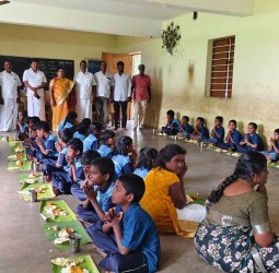 ஶ்ரீ ராகவேந்திர குழந்தைகள் நல காப்பகத்தில் சிவகாமிசுந்தரி எம்எல்ஏ மதிய உணவு வழங்கினார்