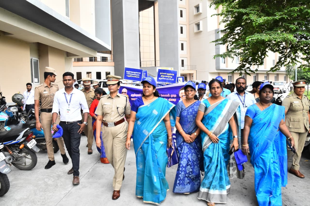 திருப்பத்தூர் மாவட்ட ஆட்சியரக வளாகத்தில், தேசிய குழந்தைகள் தினத்தை முன்னிட்டு குழந்தைகளுக்கான நடை பயணம்