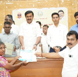 திருப்பூரில் பயனாளிகளுக்கு வீட்டுமனைப்பட்டா