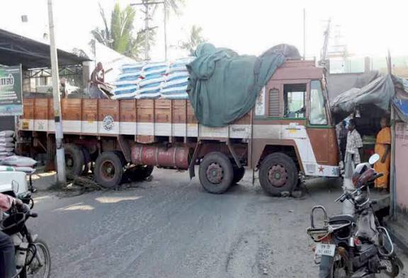 உரம் ஏற்றி வந்த லாரியில் தீ