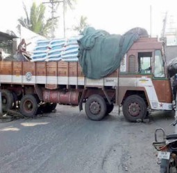 உரம் ஏற்றி வந்த லாரியில் தீ