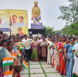 கோவையில் வ.உ.சி.யின் சிலைக்கு வானதி சீனிவாசன் எம்எல்ஏ தலைமையில் பாஜக நிர்வாகிகள் மாலை அணிவித்து மரியாதை