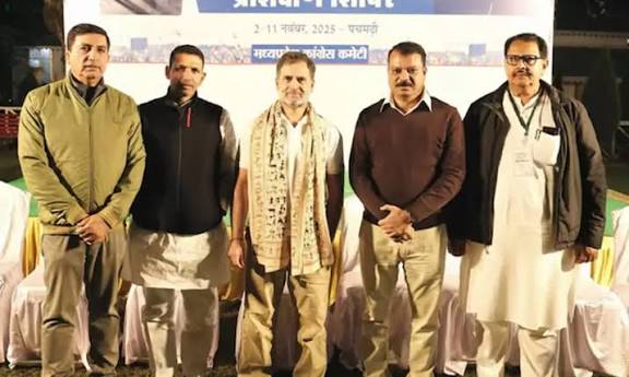 காங்கிரஸ் பயிற்சி முகாமிற்கு தாமதமாக வந்த ராகுல் காந்திக்கு தண்டனை