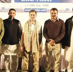 காங்கிரஸ் பயிற்சி முகாமிற்கு தாமதமாக வந்த ராகுல் காந்திக்கு தண்டனை