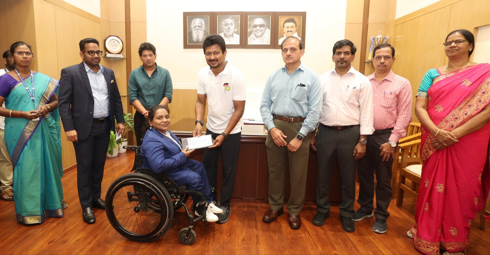 பாரா வாள்வீச்சு விளையாட்டு வீராங்கனை ஷெரந்தி தாமஸ்-ரூ 1.65 லட்சம் ஊக்கத் தொகை