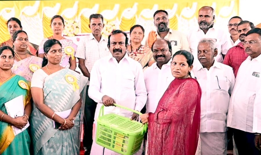 ஈரோடு நசியனூர்,பாரதி கல்வி நிலையத்தில் நேற்று நடந்த மருத்துவ முகாம்