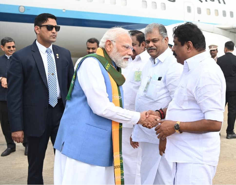 கோவை வந்த பிரதமர் மோடியை மாநில பாஜக தலைவர் நயினார் நாகேந்திரன் வரவேற்றார்