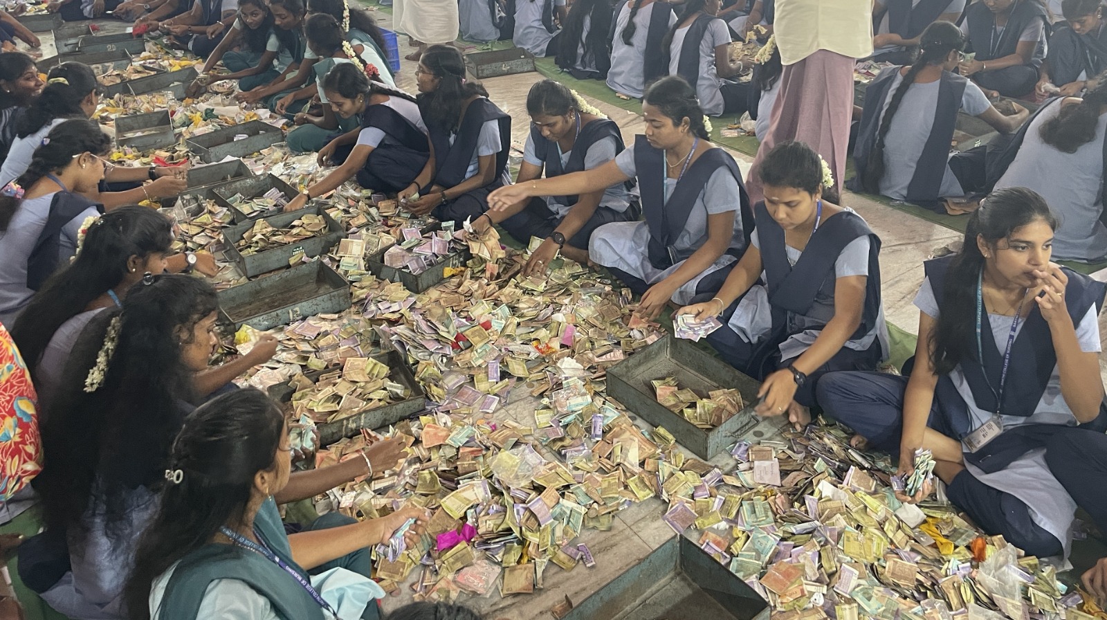 பழனி முருகன் கோயிலில் உண்டியல் காணிக்கை எண்ணும் பணி