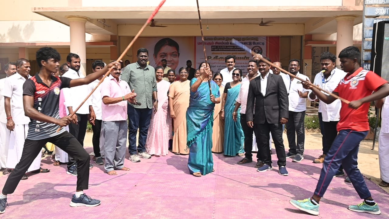 திரேஸ்வரம் பகுதி சிறுமலர் ஆர் சி உயர்நிலைப்பள்ளியில் சிலம்ப போட்டி