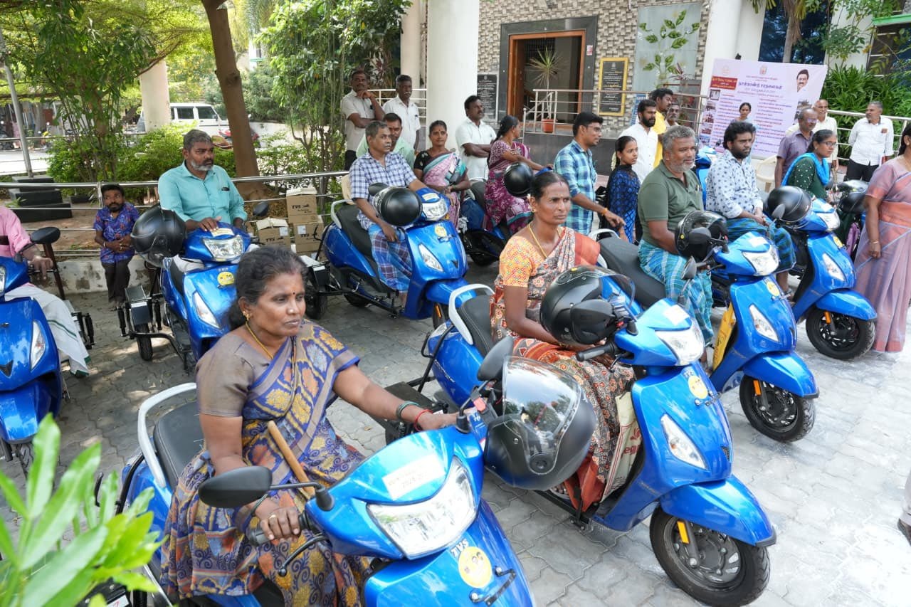 25 பயனாளிகளுக்கு இணைப்பு சக்கரம் பொருத்தப்பட்ட இருசக்கர வாகனங்கள்