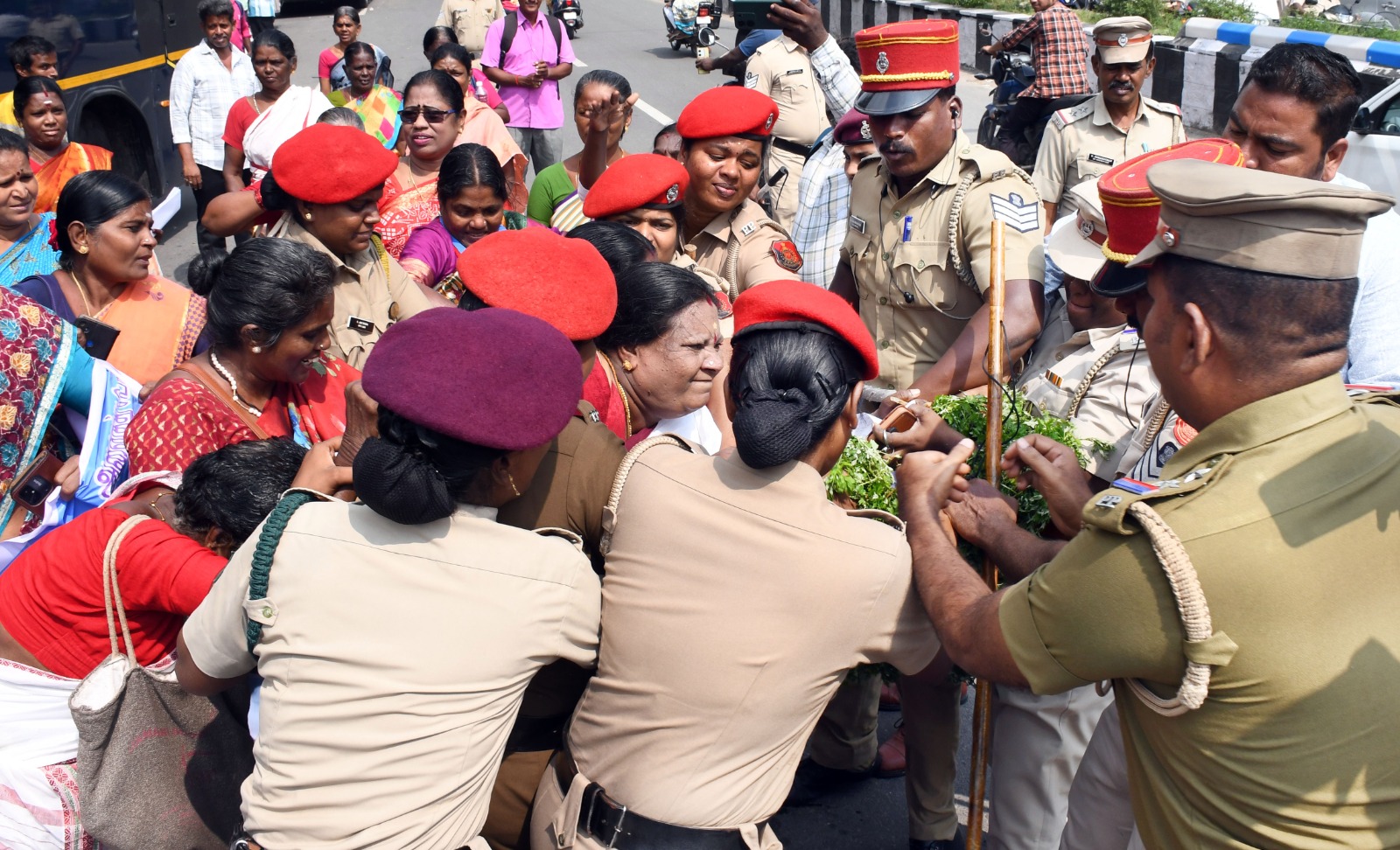 புதுச்சேரியில் செயல்படாத மகளிர் ஆணையத்துக்கு மலர் வளையம் வைக்கும் போராட்டம்