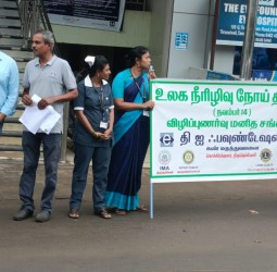 நெல்லை ஐ பவுண்டேஷன் கண் மருத்துவமனை முன் விழிப்புணர்வு மனித சங்கிலி