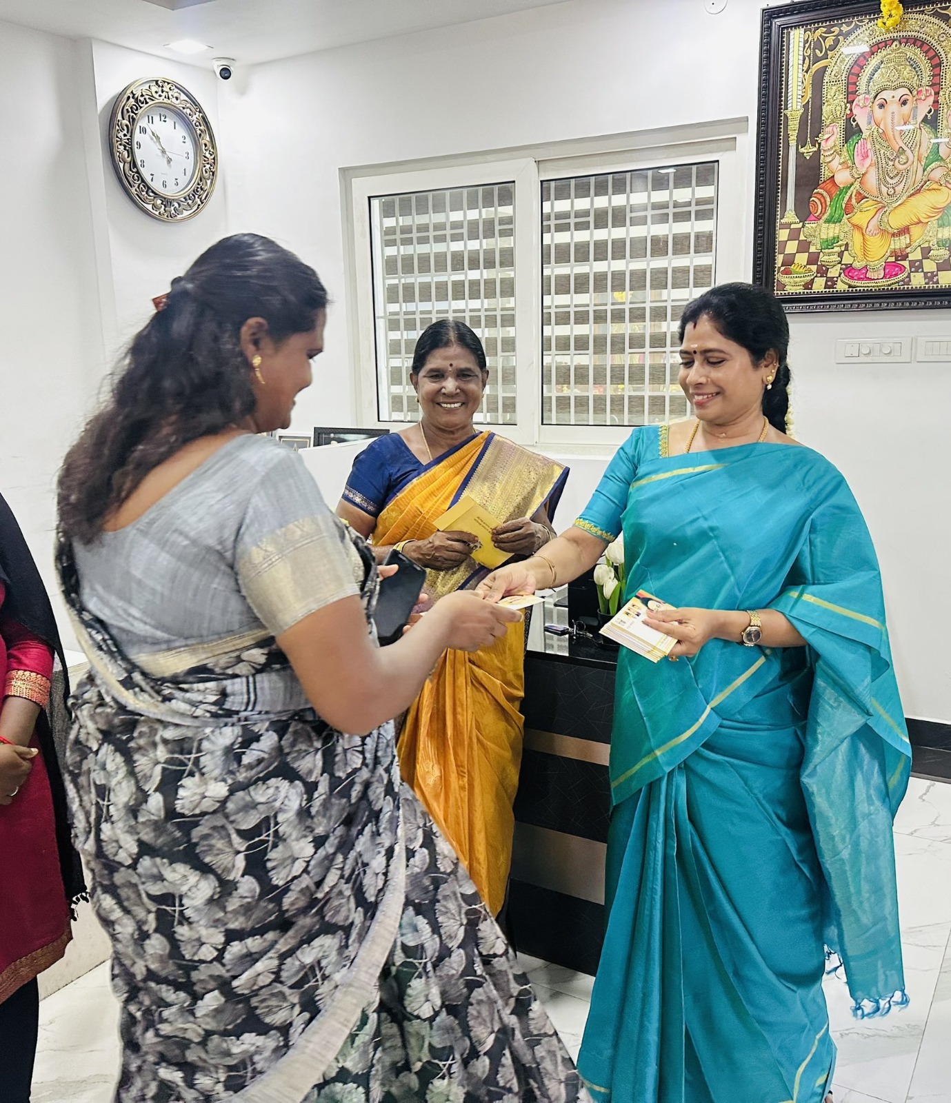 திமுக கலை இலக்கிய பகுத்தறிவு பேரவை மாநில துணைச் செயலாளர் மீனா ஜெயகுமார் தேநீர் விருந்து