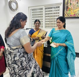 திமுக கலை இலக்கிய பகுத்தறிவு பேரவை மாநில துணைச் செயலாளர் மீனா ஜெயகுமார் தேநீர் விருந்து