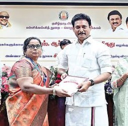பிஎச்.டி மாணவர்களின் செயல்முறை விளக்கத்தில் தமிழக ஆளுநர் பங்கேற்க வேண்டும்: அமைச்சர் அன்பில் மகேஸ் அழைப்பு