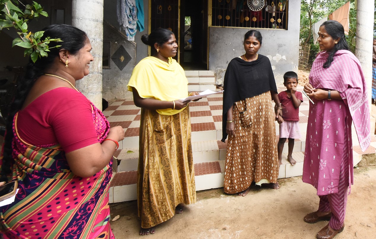 எஸ்ஐஆர் கணக்கெடுப்பு படிவங்கள் வழங்கும்பணி