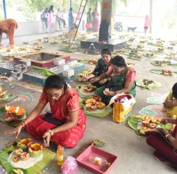 கால பைரவர் கோவிலில் பக்தர்கள் வெள்ளை பூசணியில் தீபம் ஏற்றி சுவாமியை வழிபட்டனர்