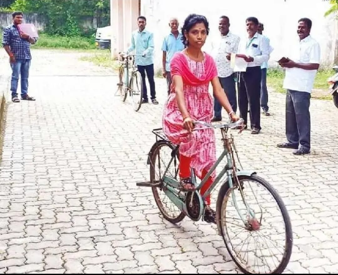 அணைக்கட்டு வட்டாட்சியருக்கு சைக்கிள் ஓட்டி காண்பித்த தேர்வர்கள் !