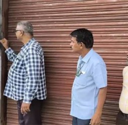 இயற்கை உரம் பதுக்கல்: கிடங்குக்கு அதிகாரிகள் சீல்