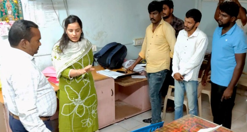 வாக்காளர்களின் பூர்த்தி செய்யப்பட்ட படிவங்களை செயலியில் பதிவேற்றம் செய்யும் பணியினை மாநகராட்சி ஆணையாளர் மோனிகா ராணா ஆய்வு