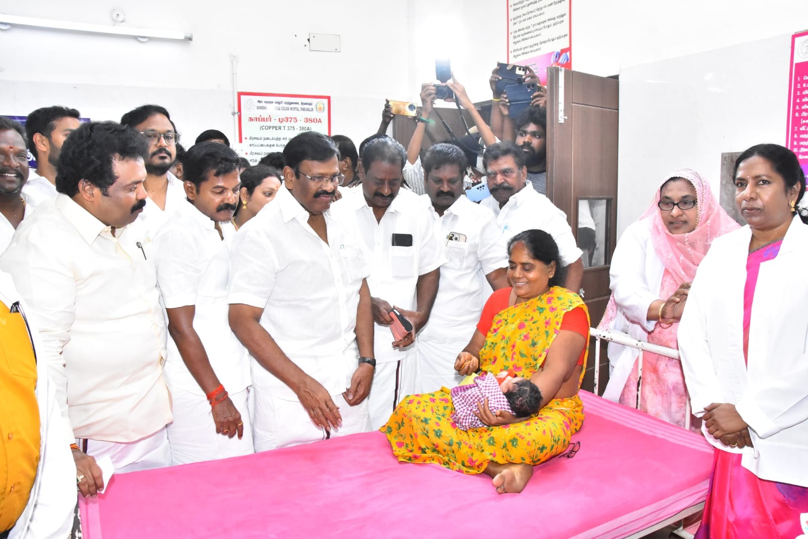 திருவள்ளூர் அரசு பொது மருத்துவமனையில் பிறந்த குழந்தைகளுக்கு திருவள்ளூர் மேற்கு மாவட்ட திமுக சார்பில் தங்க மோதிரம்