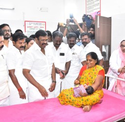 திருவள்ளூர் அரசு பொது மருத்துவமனையில் பிறந்த குழந்தைகளுக்கு திருவள்ளூர் மேற்கு மாவட்ட திமுக சார்பில் தங்க மோதிரம்