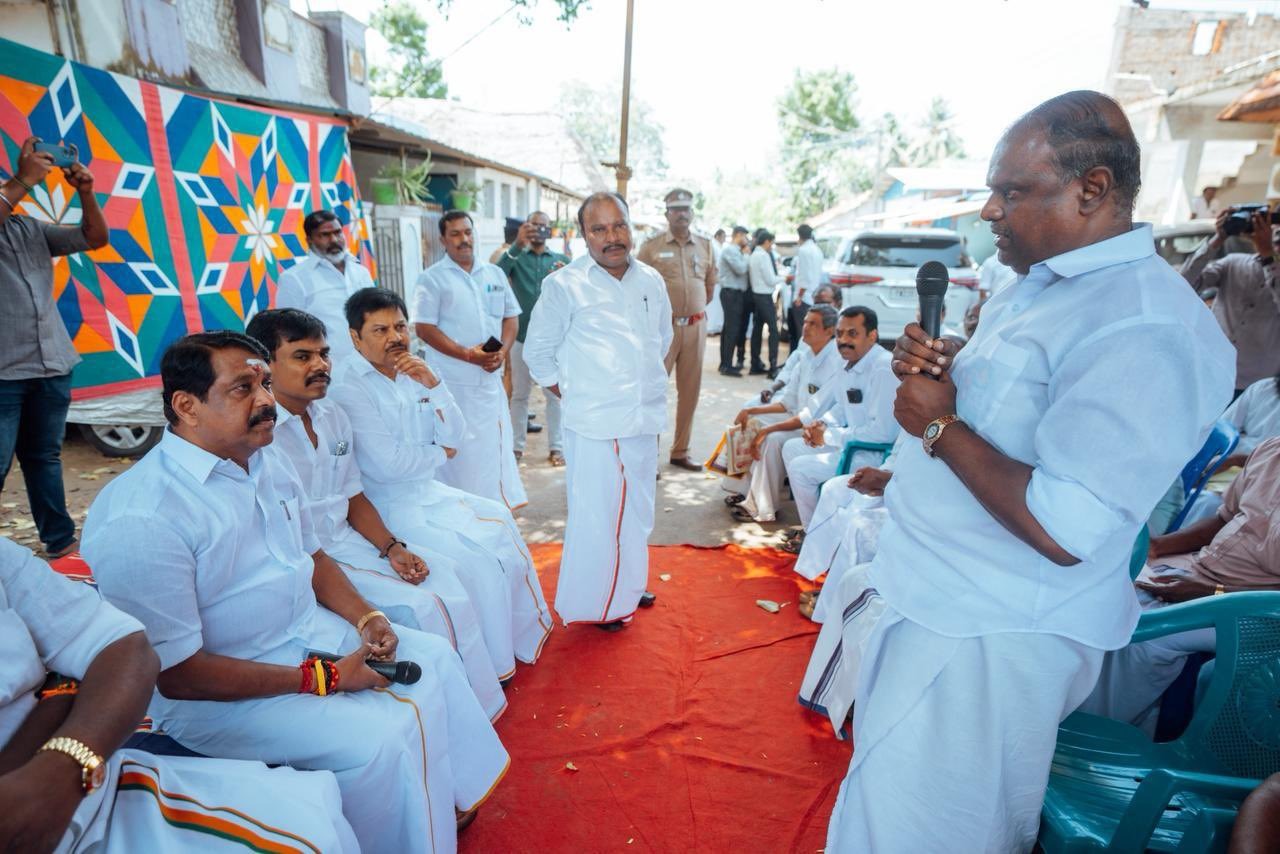 நாச்சியார் கோவில் பகுதியில், கைவினை கலைஞர்கள், பித்தளை குத்துவிளக்கு தொழிலாளர்களுடன் நடைபெற்ற ஆலோசனை