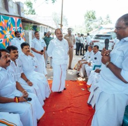 நாச்சியார் கோவில் பகுதியில், கைவினை கலைஞர்கள், பித்தளை குத்துவிளக்கு தொழிலாளர்களுடன் நடைபெற்ற ஆலோசனை