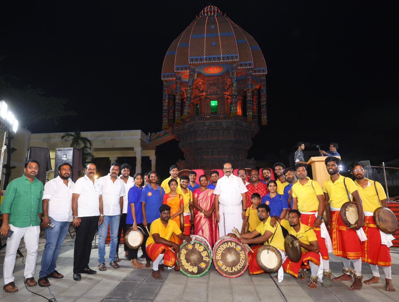புத்தர் கலைக்குழுவினருடன், தமிழ்நாடு பாடநூல் கழக தலைவர் திண்டுக்கல் லியோனி