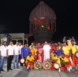 புத்தர் கலைக்குழுவினருடன், தமிழ்நாடு பாடநூல் கழக தலைவர் திண்டுக்கல் லியோனி