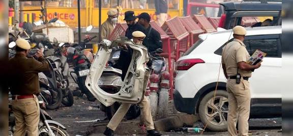 டெல்லி கார் குண்டு வெடிப்பு வழக்​கில் அல் பலா பல்​கலைக்​கழகத்​தின் 2 மருத்​து​வர்​கள் உள்​ளிட்ட மேலும் 3 பேரை பிடித்து போலீ​ஸார் விசா​ரித்து வரு​கின்​றனர்.