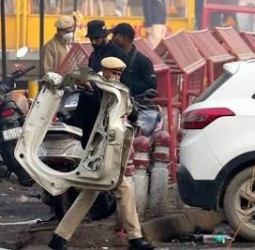 டெல்லி கார் குண்டு வெடிப்பு வழக்​கில் அல் பலா பல்​கலைக்​கழகத்​தின் 2 மருத்​து​வர்​கள் உள்​ளிட்ட மேலும் 3 பேரை பிடித்து போலீ​ஸார் விசா​ரித்து வரு​கின்​றனர்.