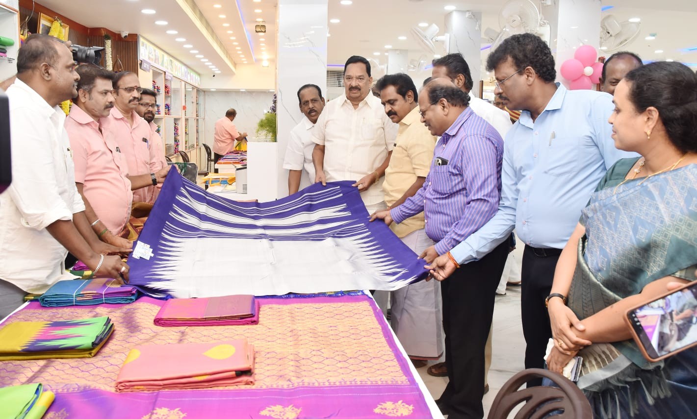 புனரமைக்கப்பட்ட அறிஞர் அண்ணா பட்டு வளாகத்தினை அமைச்சர் காந்தி பார்வையிட்டார்