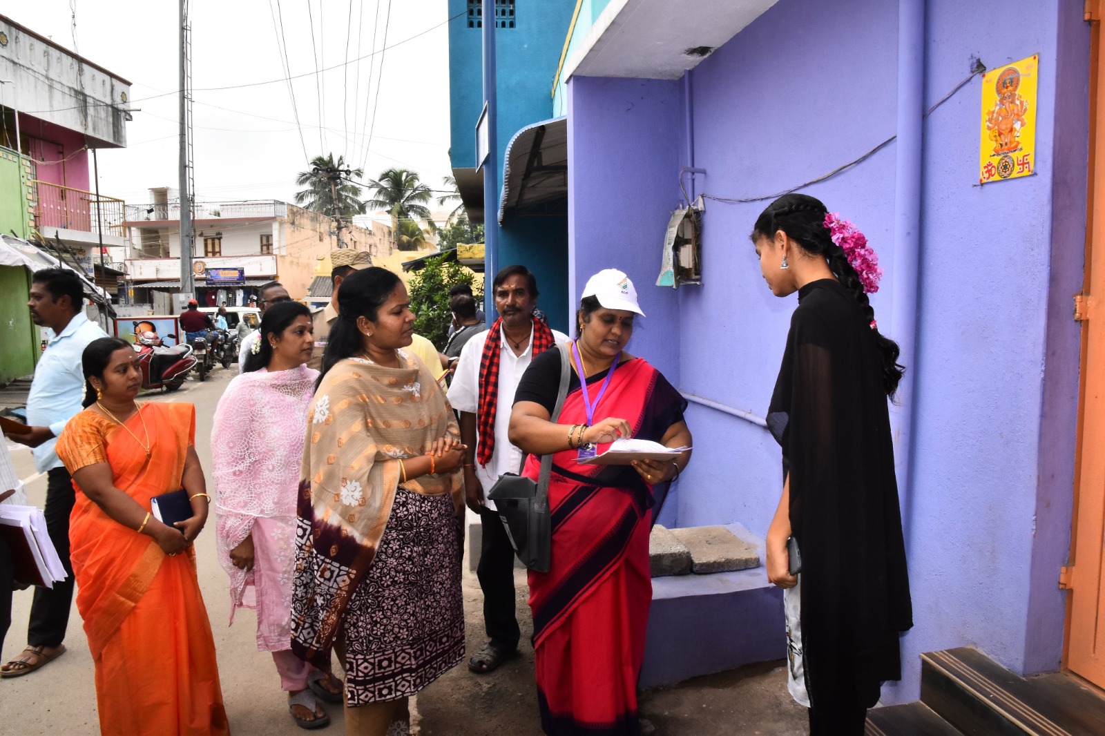வாக்காளர் பட்டியல் சிறப்பு தீவிரத் திருத்தம் தொடர்பாக வீடு வீடாக சென்று கணக்கெடுப்பு படிவம்