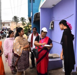 வாக்காளர் பட்டியல் சிறப்பு தீவிரத் திருத்தம் தொடர்பாக வீடு வீடாக சென்று கணக்கெடுப்பு படிவம்