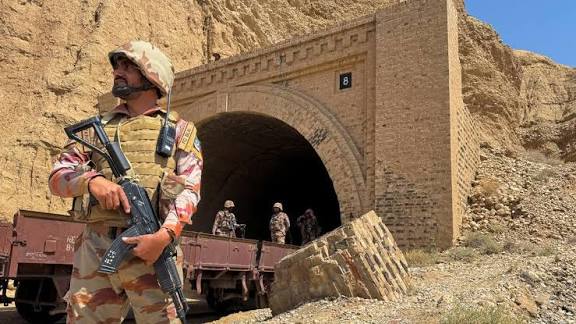 பாக். ராணுவ தாக்குதல்: பலுசிஸ்தானில் 18 போராளிகள் உயிரிழப்பு