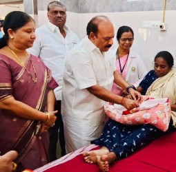 செங்கல்பட்டு அரசு மருத்துவக் கல்லூரி மருத்துவமனையில் பிறந்த 30 குழந்தைகளுக்கு தங்க மோதிரம்