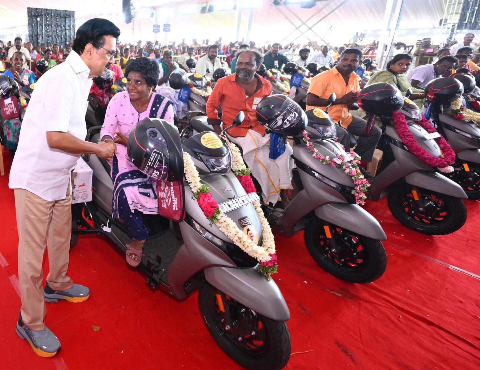 மாற்றுத் திறனாளிகளுக்கு பெட்ரோல் ஸ்கூட்டர்கள்