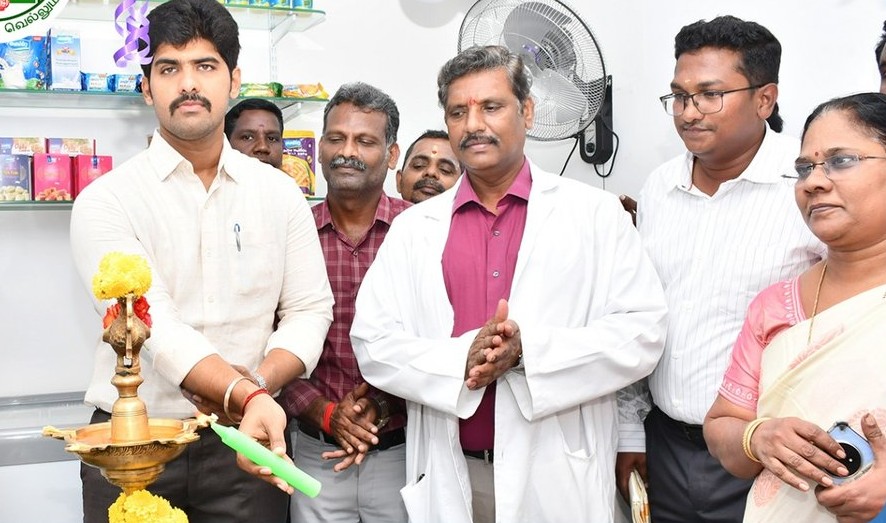 புதுப்பிக்கப்பட்ட ஆவின் பாலகத்தை கலெக்டர் பிரதாப் திறந்து வைத்தார்