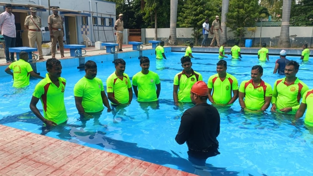 தீயணைப்பு வீரர்களுக்கு சிறப்பு நீச்சல் பயிற்சி